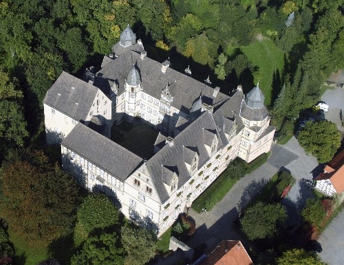 Schloss Varenholz ist ein Haus des Lebens und Lernens, in dem Schülerinnen und Schüler aller gesells Schloss Varenholz ist ein Haus des Lebens und Lernens, in dem Schülerinnen und Schüler aller gesells