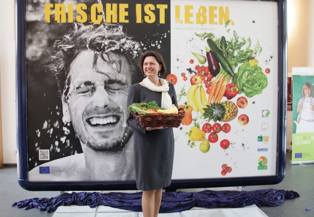 Bundeslandwirtschaftsministerin Ilse Aigner enthüllt das Plakatmotiv der Kampagne