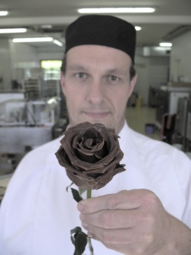Eine echte Rose mit hochwertigster Schokoladeüberzogen - ein edles Geschenk und eine Weltprämiere Eine echte Rose mit hochwertigster Schokoladeüberzogen - ein edles Geschenk und eine Weltprämiere