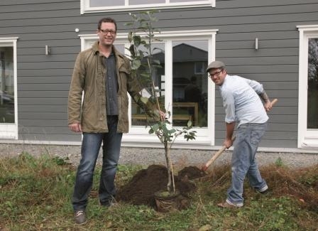 Klimaschutz in der Praxis: Juniorchef Ralf Stommel (links) mit dem Bauherrn im Pflanz-Einsatz!