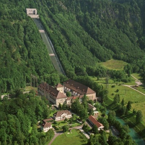 Genialer Aussichtspunkt: Das Wasserschloss thront oben am Berg. Genialer Aussichtspunkt: Das Wasserschloss thront oben am Berg.