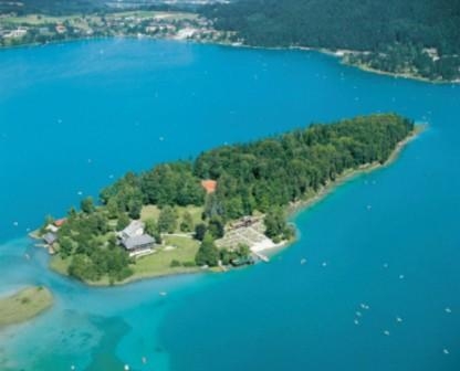 Nur mit dem Boot ist das Inselhotel im Faaker See,Österreichs einziges Inselhotel, zu erreichen. Nur mit dem Boot ist das Inselhotel im Faaker See,Österreichs einziges Inselhotel, zu erreichen.