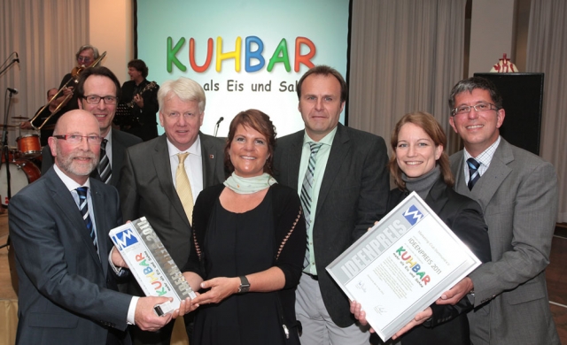 Der Ideenpreis 2011 des Marketing-Club (MC) Dortmund e. V. ging an die Eisfamilie Kuhbar. Foto: Jan Der Ideenpreis 2011 des Marketing-Club (MC) Dortmund e. V. ging an die Eisfamilie Kuhbar. Foto: Jan