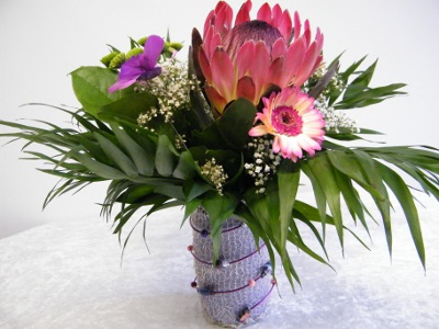 Blumen in Gefäß mit Drahtmantel aus der Strickmühle Blumen in Gefäß mit Drahtmantel aus der Strickmühle