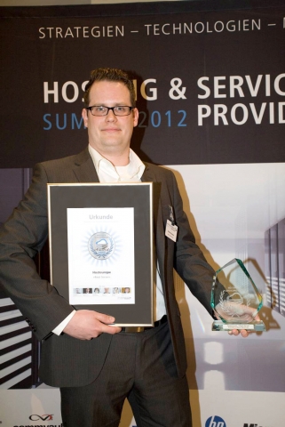 Patrick Schoden, Head of Sales Cloud Hosting Host Europe, bei der Entgegennahme des HOSTING&SERVICE 