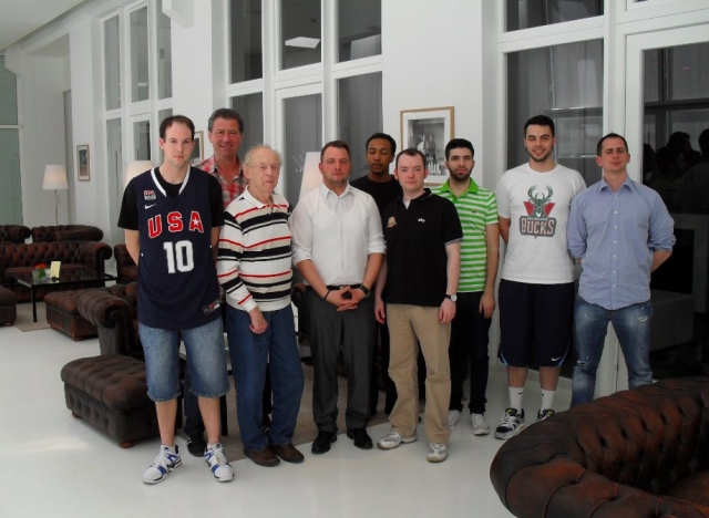 Patrick Jasching von Stadtprojekt mit Vorstand und Team vom ASV Patrick Jasching von Stadtprojekt mit Vorstand und Team vom ASV