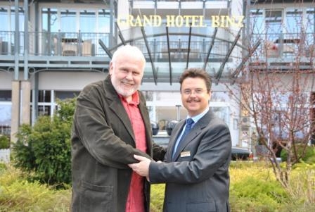 Günther Emmerlich vor dem Grand Hotel Binz Günther Emmerlich vor dem Grand Hotel Binz