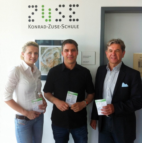 V.l.n.r.: Natalia Frohnapfel (your admins), Ullrich König und Gerhard Herget (Konrad-Zuse-Schule)