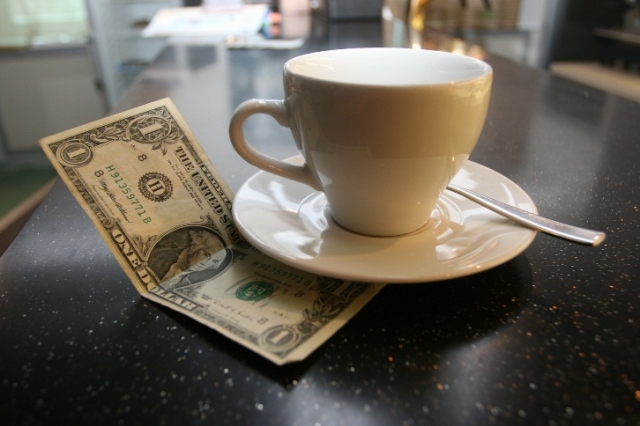 Trinkgeld im Restaurant© argot - Fotolia.com Trinkgeld im Restaurant© argot - Fotolia.com