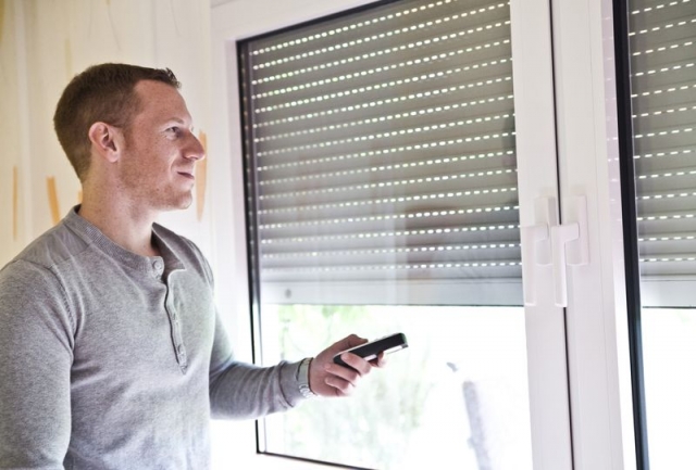 Mit automatisierten Rollläden profitieren die Bewohner auch in den Sommermonaten von wohltuenden Tem