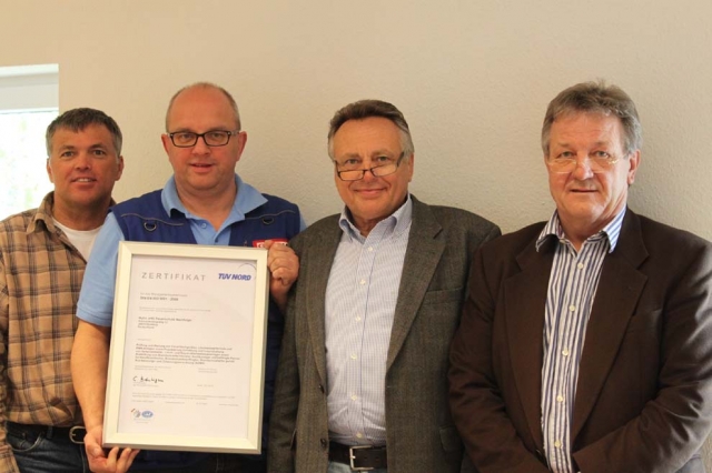 V.l.n.r.: Jörg Eberhardt (Elektromeister), Klaus Hartmann (Interner Schulungsbeauftragter); mit Urku V.l.n.r.: Jörg Eberhardt (Elektromeister), Klaus Hartmann (Interner Schulungsbeauftragter); mit Urku