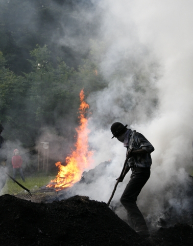 Im Rahmen des Events erleben Gäste den Aufbau des Kohlenmeilers, seine Entzündung, den Abbrand sowie Im Rahmen des Events erleben Gäste den Aufbau des Kohlenmeilers, seine Entzündung, den Abbrand sowie