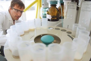 In modernen Labors unterziehen Mitarbeiter von Rhenus Lub alle Produkte intensiven Qualitätskontroll In modernen Labors unterziehen Mitarbeiter von Rhenus Lub alle Produkte intensiven Qualitätskontroll
