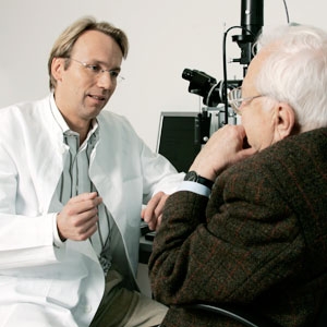 Makuladegeneration (AMD) - ein Thema fürältere Patienten von Prof. Dr. Philipp Jacobi