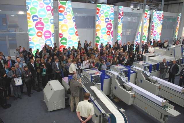 Live-Buchproduktion auf der drupa: 128 Seiten starke Anthologie des Schreibwettbewerbs, digital gedr