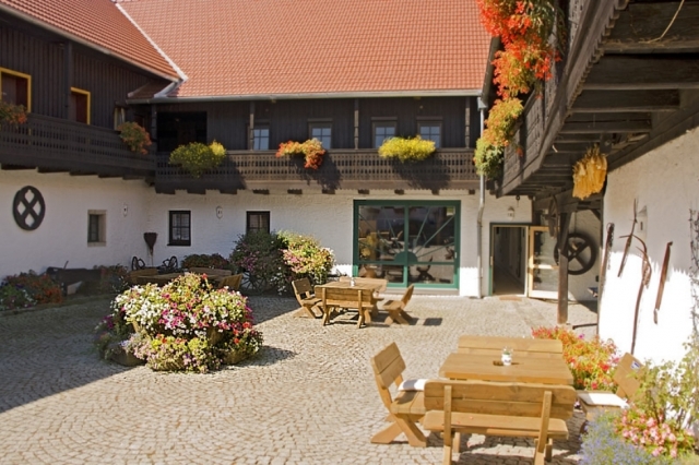 Nach dem Golfen gemütlich im Innenhof zusammensitzen. Nach dem Golfen gemütlich im Innenhof zusammensitzen.