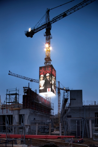 Dieser Skycrane schmückte bis vor kurzem die Baustelle des Zwinger-Forums in Dresden. Dieser Skycrane schmückte bis vor kurzem die Baustelle des Zwinger-Forums in Dresden.