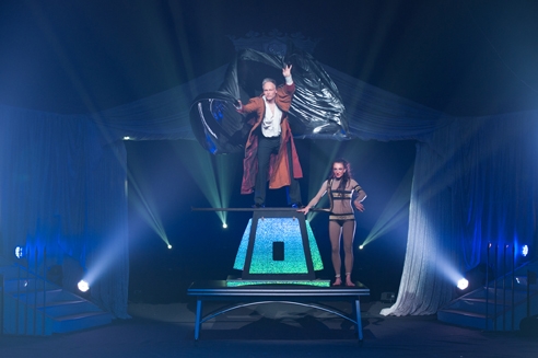Magier André Sarrasani begeistert mit fantastischen Großillusionen.