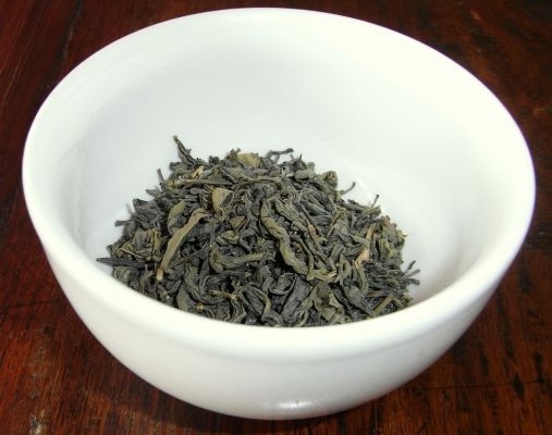 Snow Tea aus Vietnam? Grüner Tee mit schneeweißen Flecken auf den Teeblättern. Snow Tea aus Vietnam? Grüner Tee mit schneeweißen Flecken auf den Teeblättern.