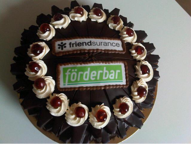 Mit dieser Torte wurde die erfolgreiche Zusammenarbeit gefeiertt Mit dieser Torte wurde die erfolgreiche Zusammenarbeit gefeiertt