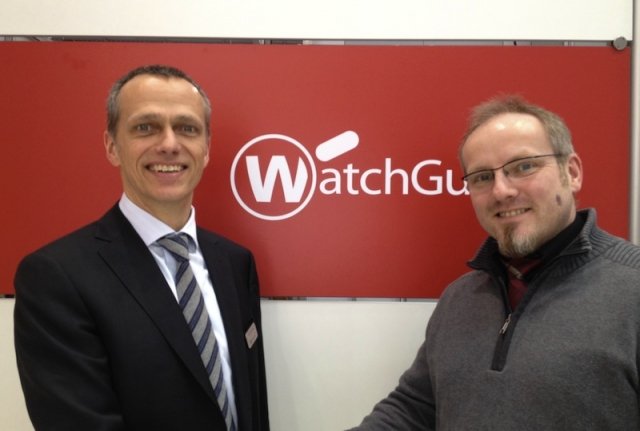 Michael Haas, Area Sales Director Central EMEA bei WatchGuard Technologies,über-gab die beiden Siche