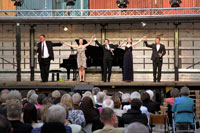 Das Quartett samt Pianist im Einsatz am Bonner Hafen.