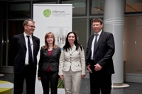 Preisträgerinnen Anna Biedermann (l.) und Sonja Ghahremani mit den Leitern des Studiengangs infernum