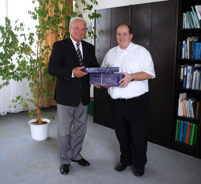 Willy Ebneth gratuliert Franz Stang zu seinem Erfolg