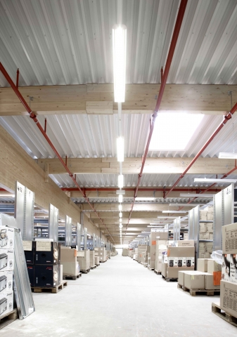 Warenlager mit LED-Beleuchtung (Leuchten hängen in einer Höhe von rund 3,30 m) Warenlager mit LED-Beleuchtung (Leuchten hängen in einer Höhe von rund 3,30 m)