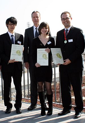 Zwick CEO Dr. Jan Stefan Roell mit den Gewinnern des Science Award 2011 Zwick CEO Dr. Jan Stefan Roell mit den Gewinnern des Science Award 2011