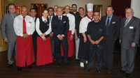 V.Pfaff (M.), S.Ader (l.), U.Fehmer (re.) und T.Dröscher (2.v.re.) mit Mundschenken und Küchenchefs.