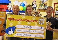 Arnold C. Kulbatzki (l.) übergibt die 2.000 Euro an Franziska Oelte und Gregor Krey von creating smi