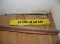 Schimmelpilzbelastung im Unterboden zeigt sich an der Randfuge - www.welindol.de Schimmelpilzbelastung im Unterboden zeigt sich an der Randfuge - www.welindol.de