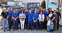 Die Unternehmerfamilie (rechter Bildrand) mit ihrem Team (Bild: Mann GmbH). Die Unternehmerfamilie (rechter Bildrand) mit ihrem Team (Bild: Mann GmbH).