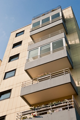 Die Bewohner nutzen die Balkone zum Teil als Wohnraum. Für die unterschiedlichen Nutzungsbedingungen