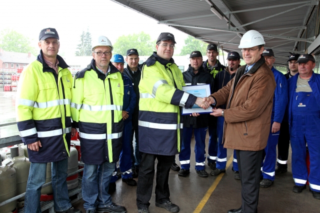 Übergabe der Auszeichnung für sicheres Arbeiten im Werk Münster-Gremmendorf der Westfalen AG. Übergabe der Auszeichnung für sicheres Arbeiten im Werk Münster-Gremmendorf der Westfalen AG.
