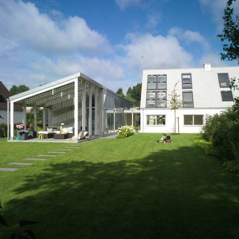 Moderne Architektur verbindet sich mit der städtebaulichen Idee der Siedlerhäuser: Das LichtAktiv Ha Moderne Architektur verbindet sich mit der städtebaulichen Idee der Siedlerhäuser: Das LichtAktiv Ha