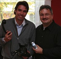 Ralf Kollecker, Cytel-Vertriebsleiter Nord, übergibt Michael-Stich-Stiftung VoIP-Telefonanlage