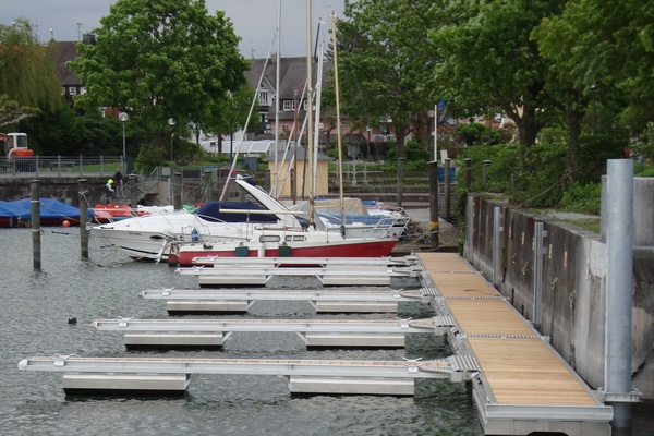 Kiebitzberg fertigte und montierte die Steganlage in Langenarben, Bodensee