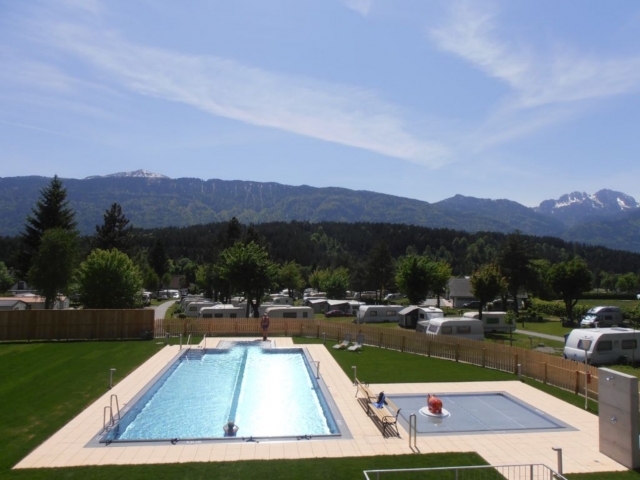 Beim neuen Freibad auf dem Campingplatz Hermagor ist der Bergblick inklusive. Beim neuen Freibad auf dem Campingplatz Hermagor ist der Bergblick inklusive.