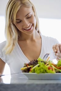 Demenz und Ernährung: Gesund essen gegen das Vergessen. Wer frühzeitig auf die Vitaminversorgung ach