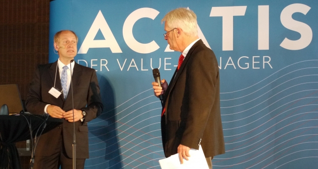 Moderiert wurde die 9. ACATIS-Valuekonferenz von Journalist Wilhelm Kötting (rechts), hier im Gesprä Moderiert wurde die 9. ACATIS-Valuekonferenz von Journalist Wilhelm Kötting (rechts), hier im Gesprä