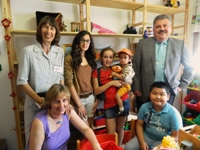 Horst Wisnewski zusammen mit Kindern des Kinderwarenkorbs und ehrenamtlichen Mitarbeiterinnen