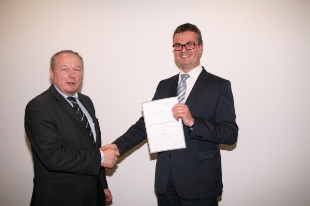 Prof. Dr. Westenbaum (r.) mit Ernennungsurkunde Prof. Dr. Westenbaum (r.) mit Ernennungsurkunde