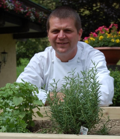 Küchenchef Adam Barna vom 4****Hotel Unterhof freut sich auf das gemeinsame Kochen mit den Urlaubsgä Küchenchef Adam Barna vom 4****Hotel Unterhof freut sich auf das gemeinsame Kochen mit den Urlaubsgä