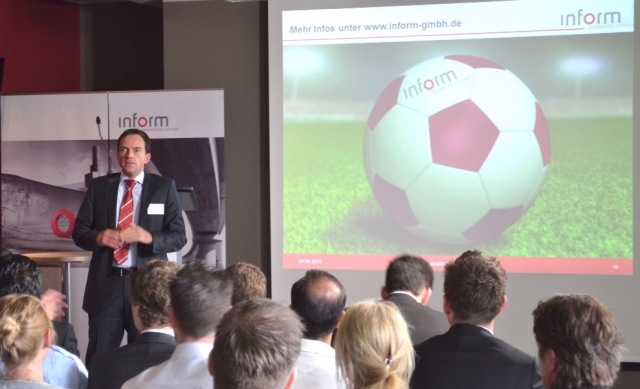 Faszination Engineering. Dr. Markus Hilleke - Geschäftsführer der inform GmbH - informiert die Teiln