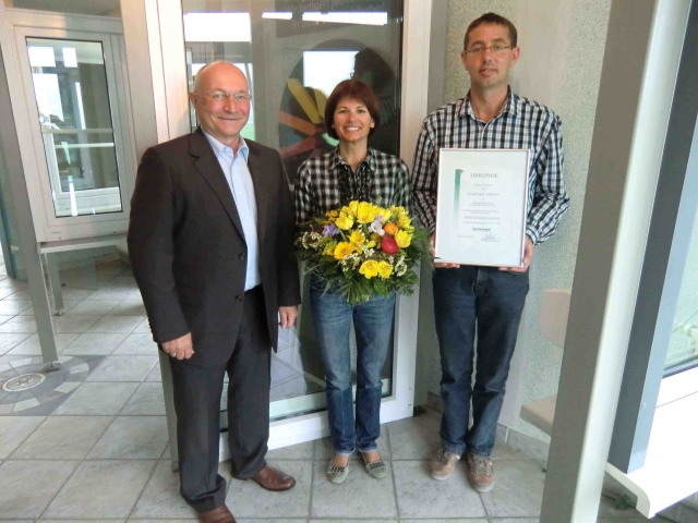 Vlnr.: Fredy Neumeister (Gebietsverkaufsleiter Fa. Salamander)überreichte Gudrun Schmölz (Geschäftsf Vlnr.: Fredy Neumeister (Gebietsverkaufsleiter Fa. Salamander)überreichte Gudrun Schmölz (Geschäftsf