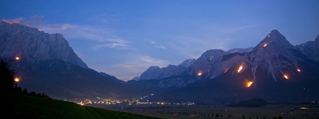 Am 23. Juni 2012 bringen 8.000 einzelne Feuerstellen die Berglandschaft auf der Tiroler Seite der Zu Am 23. Juni 2012 bringen 8.000 einzelne Feuerstellen die Berglandschaft auf der Tiroler Seite der Zu
