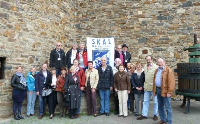 Stopp an der Stadtmauer: Euro-Skål-Teilnehmer beim Bummel durch Ahrweiler. Foto: Wolfgang Fassbender