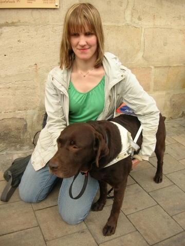 Andrea Windbichler, Medizinische Tastuntersucherin (MTU), mit Ihrem ständigen Begleiter, Blindenführ
